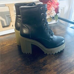 NEE Black Chunky Heel Ankle Boots 💚